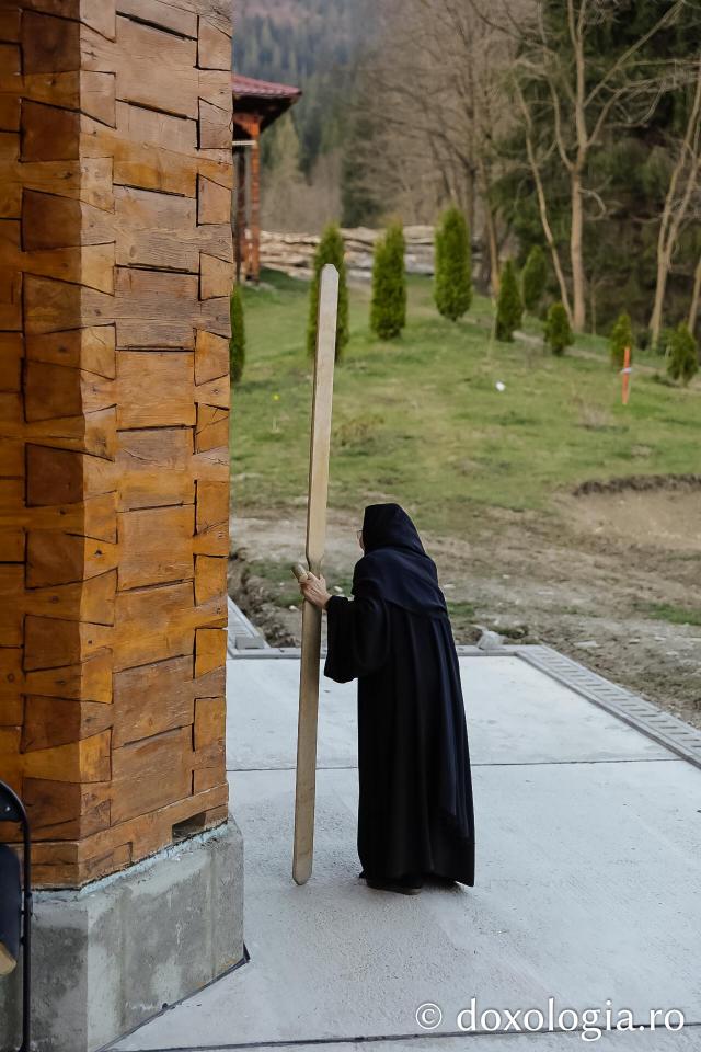 Sfânta Liturghie din Joia Mare la Mănăstirea Paltin