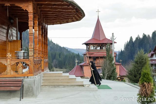 Sfânta Liturghie din Joia Mare la Mănăstirea Paltin