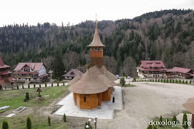Sfânta Liturghie din Joia Mare la Mănăstirea Paltin