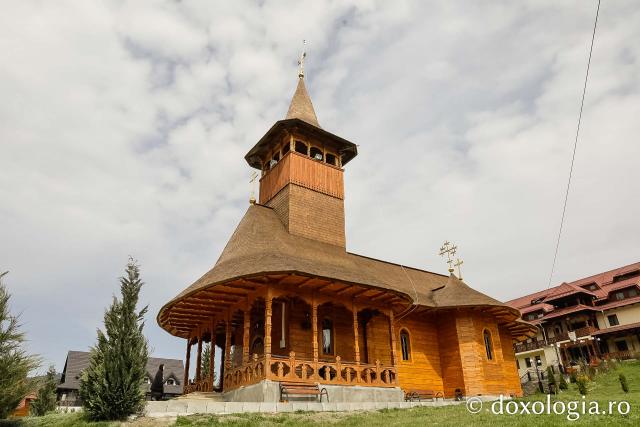 Sfânta Liturghie din Joia Mare la Mănăstirea Paltin