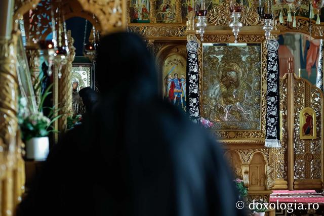 Sfânta Liturghie din Joia Mare la Mănăstirea Paltin