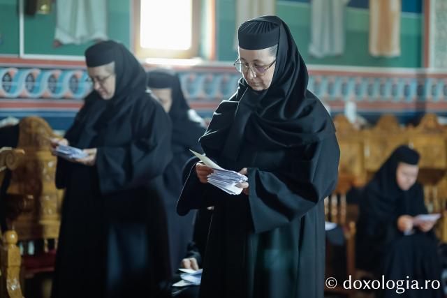 Sfânta Liturghie din Joia Mare la Mănăstirea Paltin