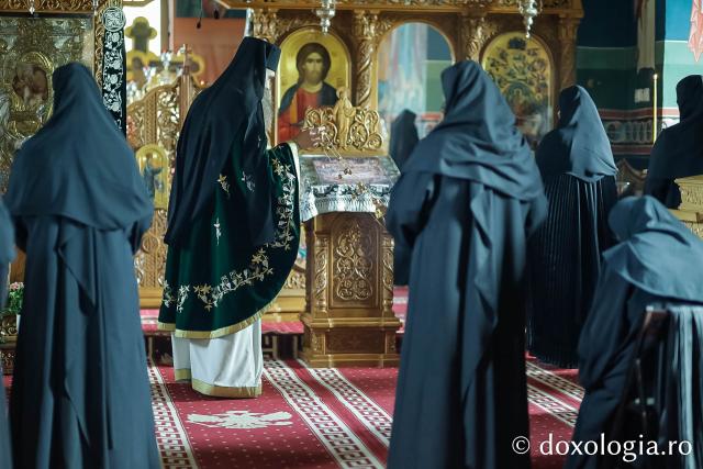 Sfânta Liturghie din Joia Mare la Mănăstirea Paltin