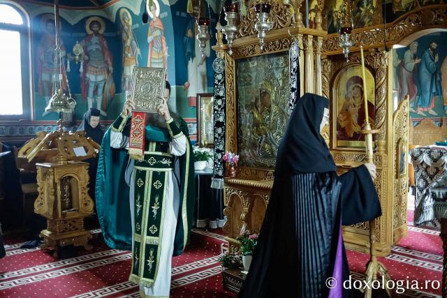 Sfânta Liturghie din Joia Mare la Mănăstirea Paltin