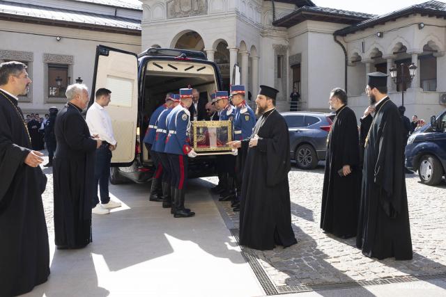Moaștele întregi ale Sfintei Împărătese Elena au fost întâmpinate la Catedrala Patriarhală / Foto: Mircea Florescu / basilica.ro Moaștele întregi ale Sfintei Împărătese Elena au fost întâmpinate la Catedrala Patriarhală