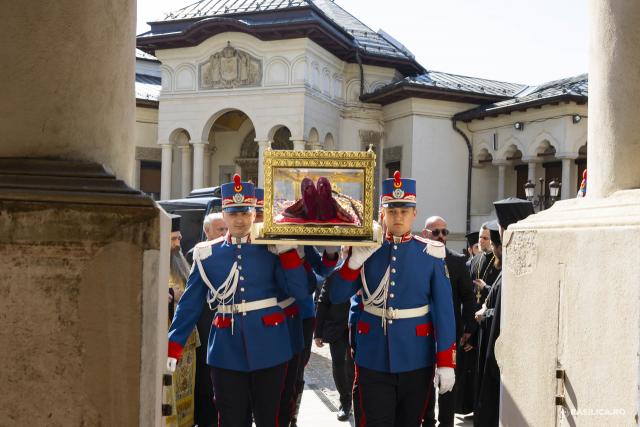 Moaștele întregi ale Sfintei Împărătese Elena au fost întâmpinate la Catedrala Patriarhală / Foto: Mircea Florescu / basilica.ro Moaștele întregi ale Sfintei Împărătese Elena au fost întâmpinate la Catedrala Patriarhală