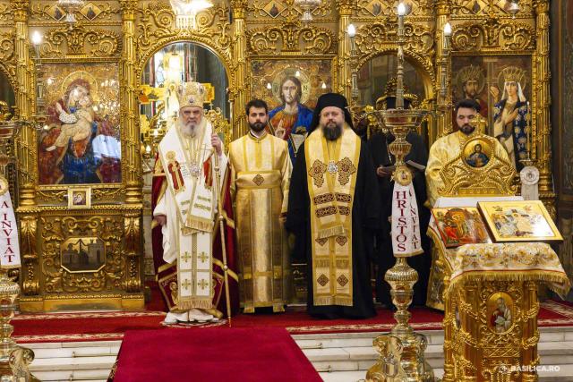 Moaștele întregi ale Sfintei Împărătese Elena au fost întâmpinate la Catedrala Patriarhală / Foto: Mircea Florescu / basilica.ro Moaștele întregi ale Sfintei Împărătese Elena au fost întâmpinate la Catedrala Patriarhală