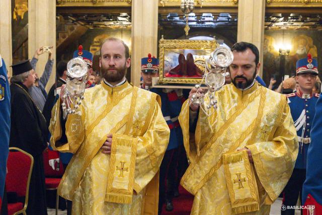 Moaștele întregi ale Sfintei Împărătese Elena au fost întâmpinate la Catedrala Patriarhală / Foto: Mircea Florescu / basilica.ro Moaștele întregi ale Sfintei Împărătese Elena au fost întâmpinate la Catedrala Patriarhală