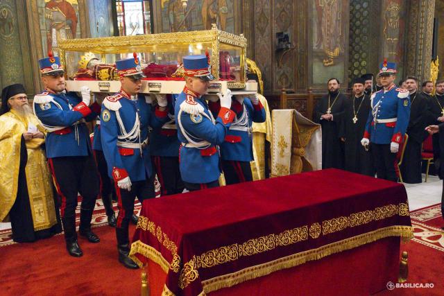 Moaștele întregi ale Sfintei Împărătese Elena au fost întâmpinate la Catedrala Patriarhală / Foto: Mircea Florescu / basilica.ro Moaștele întregi ale Sfintei Împărătese Elena au fost întâmpinate la Catedrala Patriarhală