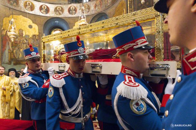 Moaștele întregi ale Sfintei Împărătese Elena au fost întâmpinate la Catedrala Patriarhală / Foto: Mircea Florescu / basilica.ro Moaștele întregi ale Sfintei Împărătese Elena au fost întâmpinate la Catedrala Patriarhală
