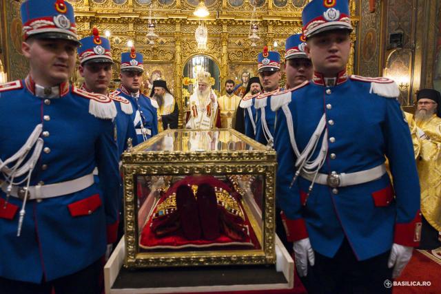 Moaștele întregi ale Sfintei Împărătese Elena au fost întâmpinate la Catedrala Patriarhală / Foto: Mircea Florescu / basilica.ro Moaștele întregi ale Sfintei Împărătese Elena au fost întâmpinate la Catedrala Patriarhală