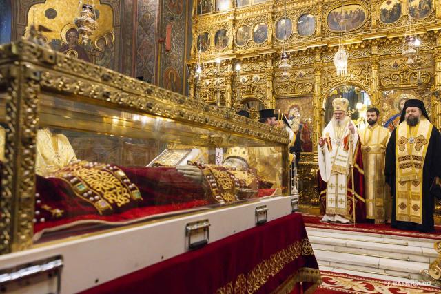 Moaștele întregi ale Sfintei Împărătese Elena au fost întâmpinate la Catedrala Patriarhală / Foto: Mircea Florescu / basilica.ro Moaștele întregi ale Sfintei Împărătese Elena au fost întâmpinate la Catedrala Patriarhală