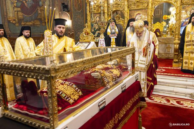 Moaștele întregi ale Sfintei Împărătese Elena au fost întâmpinate la Catedrala Patriarhală / Foto: Mircea Florescu / basilica.ro Moaștele întregi ale Sfintei Împărătese Elena au fost întâmpinate la Catedrala Patriarhală