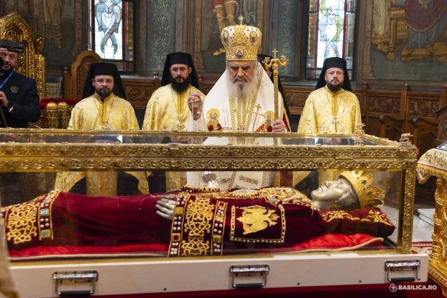 Moaștele întregi ale Sfintei Împărătese Elena au fost întâmpinate la Catedrala Patriarhală / Foto: Mircea Florescu / basilica.ro Moaștele întregi ale Sfintei Împărătese Elena au fost întâmpinate la Catedrala Patriarhală