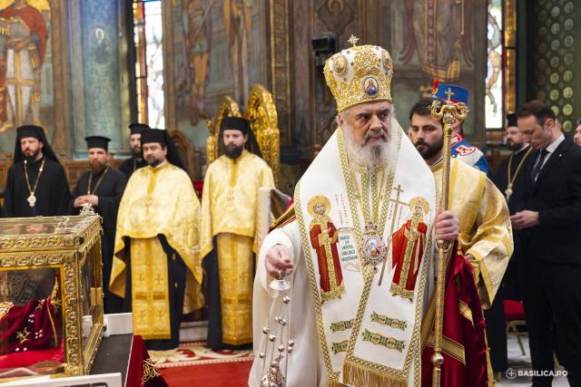 Moaștele întregi ale Sfintei Împărătese Elena au fost întâmpinate la Catedrala Patriarhală / Foto: Mircea Florescu / basilica.ro Moaștele întregi ale Sfintei Împărătese Elena au fost întâmpinate la Catedrala Patriarhală