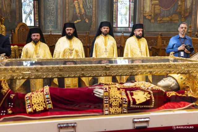 Moaștele întregi ale Sfintei Împărătese Elena au fost întâmpinate la Catedrala Patriarhală / Foto: Mircea Florescu / basilica.ro Moaștele întregi ale Sfintei Împărătese Elena au fost întâmpinate la Catedrala Patriarhală