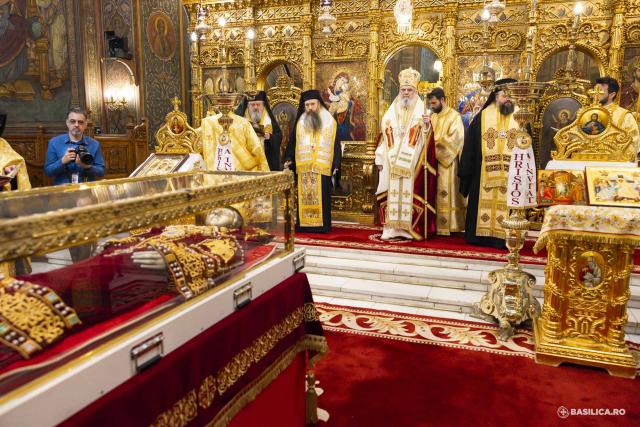Moaștele întregi ale Sfintei Împărătese Elena au fost întâmpinate la Catedrala Patriarhală / Foto: Mircea Florescu / basilica.ro Moaștele întregi ale Sfintei Împărătese Elena au fost întâmpinate la Catedrala Patriarhală