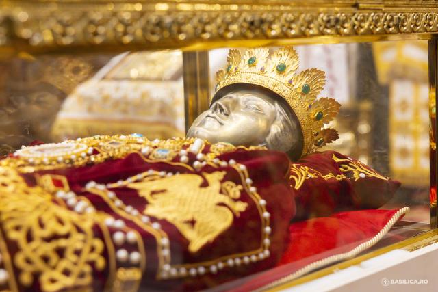 Moaștele întregi ale Sfintei Împărătese Elena au fost întâmpinate la Catedrala Patriarhală / Foto: Mircea Florescu / basilica.ro Moaștele întregi ale Sfintei Împărătese Elena au fost întâmpinate la Catedrala Patriarhală