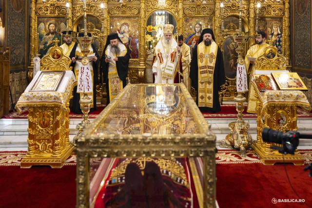 Moaștele întregi ale Sfintei Împărătese Elena au fost întâmpinate la Catedrala Patriarhală / Foto: Mircea Florescu / basilica.ro Moaștele întregi ale Sfintei Împărătese Elena au fost întâmpinate la Catedrala Patriarhală