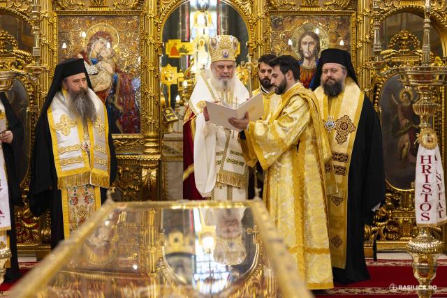 Moaștele întregi ale Sfintei Împărătese Elena au fost întâmpinate la Catedrala Patriarhală / Foto: Mircea Florescu / basilica.ro Moaștele întregi ale Sfintei Împărătese Elena au fost întâmpinate la Catedrala Patriarhală