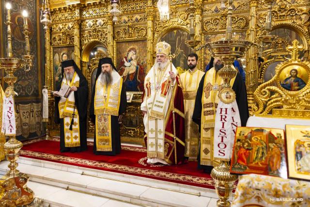 Moaștele întregi ale Sfintei Împărătese Elena au fost întâmpinate la Catedrala Patriarhală / Foto: Mircea Florescu / basilica.ro Moaștele întregi ale Sfintei Împărătese Elena au fost întâmpinate la Catedrala Patriarhală