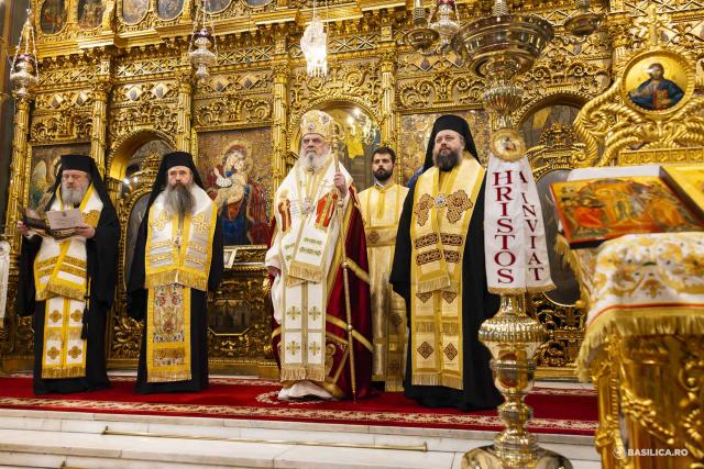 Moaștele întregi ale Sfintei Împărătese Elena au fost întâmpinate la Catedrala Patriarhală / Foto: Mircea Florescu / basilica.ro Moaștele întregi ale Sfintei Împărătese Elena au fost întâmpinate la Catedrala Patriarhală