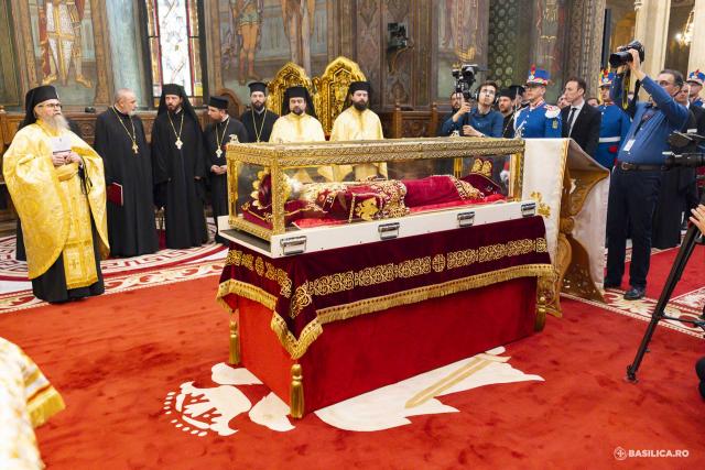 Moaștele întregi ale Sfintei Împărătese Elena au fost întâmpinate la Catedrala Patriarhală / Foto: Mircea Florescu / basilica.ro Moaștele întregi ale Sfintei Împărătese Elena au fost întâmpinate la Catedrala Patriarhală