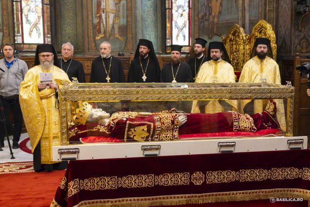 Moaștele întregi ale Sfintei Împărătese Elena au fost întâmpinate la Catedrala Patriarhală / Foto: Mircea Florescu / basilica.ro Moaștele întregi ale Sfintei Împărătese Elena au fost întâmpinate la Catedrala Patriarhală