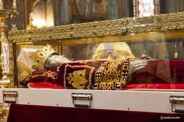 Moaștele întregi ale Sfintei Împărătese Elena au fost întâmpinate la Catedrala Patriarhală / Foto: Mircea Florescu / basilica.ro Moaștele întregi ale Sfintei Împărătese Elena au fost întâmpinate la Catedrala Patriarhală