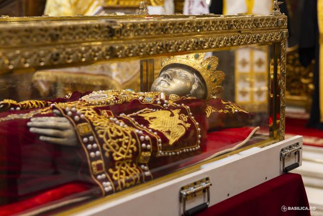 Moaștele întregi ale Sfintei Împărătese Elena au fost întâmpinate la Catedrala Patriarhală / Foto: Mircea Florescu / basilica.ro Moaștele întregi ale Sfintei Împărătese Elena au fost întâmpinate la Catedrala Patriarhală
