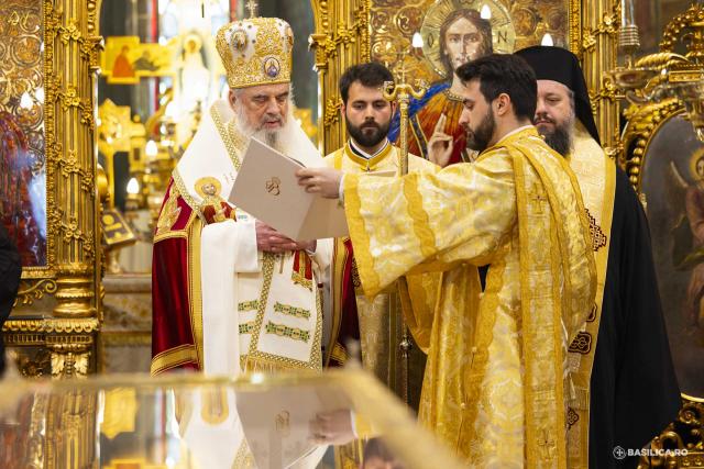 Moaștele întregi ale Sfintei Împărătese Elena au fost întâmpinate la Catedrala Patriarhală / Foto: Mircea Florescu / basilica.ro Moaștele întregi ale Sfintei Împărătese Elena au fost întâmpinate la Catedrala Patriarhală