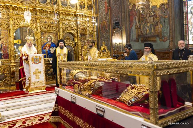 Moaștele întregi ale Sfintei Împărătese Elena au fost întâmpinate la Catedrala Patriarhală / Foto: Mircea Florescu / basilica.ro Moaștele întregi ale Sfintei Împărătese Elena au fost întâmpinate la Catedrala Patriarhală