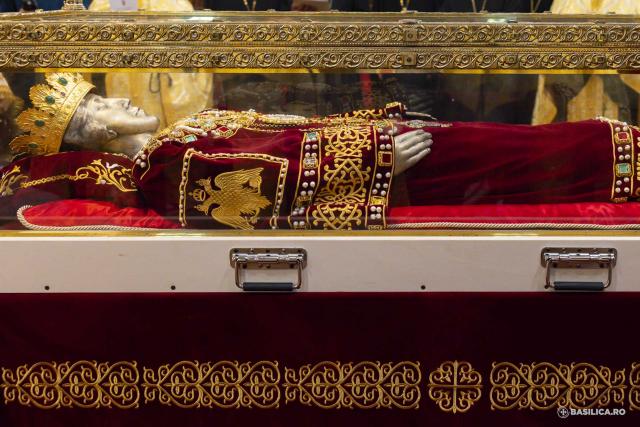 Moaștele întregi ale Sfintei Împărătese Elena au fost întâmpinate la Catedrala Patriarhală / Foto: Mircea Florescu / basilica.ro Moaștele întregi ale Sfintei Împărătese Elena au fost întâmpinate la Catedrala Patriarhală