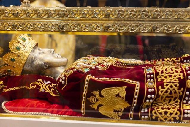 Moaștele întregi ale Sfintei Împărătese Elena au fost întâmpinate la Catedrala Patriarhală / Foto: Mircea Florescu / basilica.ro Moaștele întregi ale Sfintei Împărătese Elena au fost întâmpinate la Catedrala Patriarhală