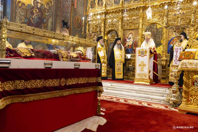 Moaștele întregi ale Sfintei Împărătese Elena au fost întâmpinate la Catedrala Patriarhală / Foto: Mircea Florescu / basilica.ro Moaștele întregi ale Sfintei Împărătese Elena au fost întâmpinate la Catedrala Patriarhală