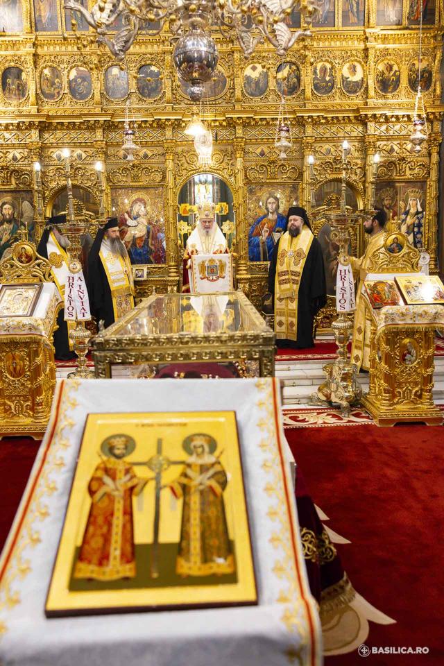 Moaștele întregi ale Sfintei Împărătese Elena au fost întâmpinate la Catedrala Patriarhală / Foto: Mircea Florescu / basilica.ro Moaștele întregi ale Sfintei Împărătese Elena au fost întâmpinate la Catedrala Patriarhală
