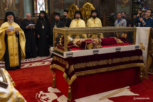 Moaștele întregi ale Sfintei Împărătese Elena au fost întâmpinate la Catedrala Patriarhală / Foto: Mircea Florescu / basilica.ro Moaștele întregi ale Sfintei Împărătese Elena au fost întâmpinate la Catedrala Patriarhală