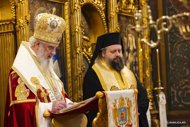 Moaștele întregi ale Sfintei Împărătese Elena au fost întâmpinate la Catedrala Patriarhală / Foto: Mircea Florescu / basilica.ro Moaștele întregi ale Sfintei Împărătese Elena au fost întâmpinate la Catedrala Patriarhală