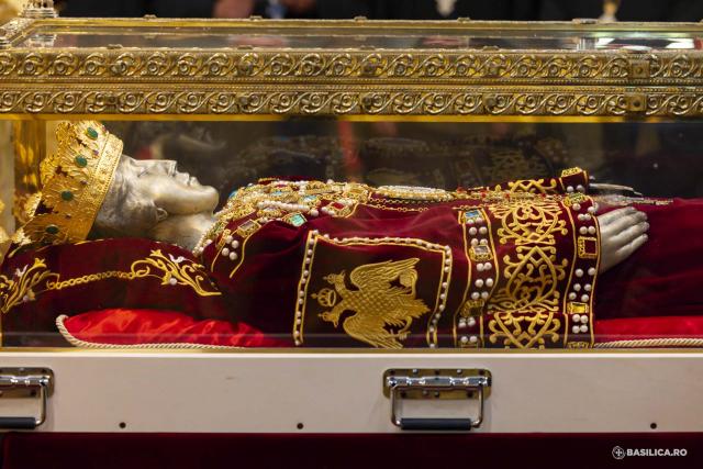 Moaștele întregi ale Sfintei Împărătese Elena au fost întâmpinate la Catedrala Patriarhală / Foto: Mircea Florescu / basilica.ro Moaștele întregi ale Sfintei Împărătese Elena au fost întâmpinate la Catedrala Patriarhală