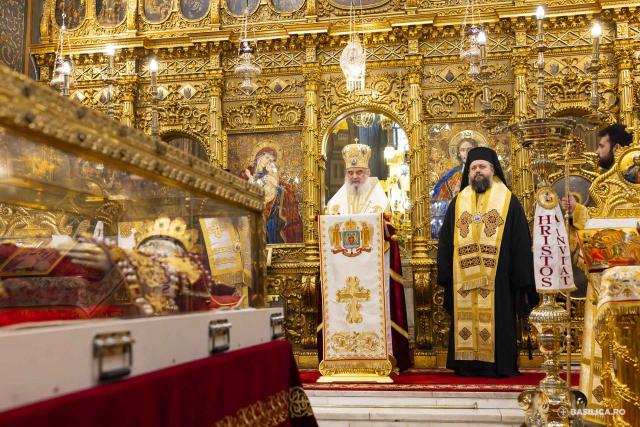 Moaștele întregi ale Sfintei Împărătese Elena au fost întâmpinate la Catedrala Patriarhală / Foto: Mircea Florescu / basilica.ro Moaștele întregi ale Sfintei Împărătese Elena au fost întâmpinate la Catedrala Patriarhală