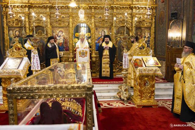 Moaștele întregi ale Sfintei Împărătese Elena au fost întâmpinate la Catedrala Patriarhală / Foto: Mircea Florescu / basilica.ro Moaștele întregi ale Sfintei Împărătese Elena au fost întâmpinate la Catedrala Patriarhală