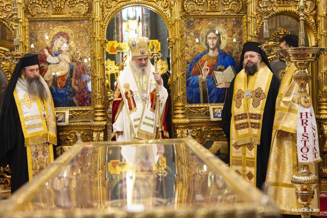 Moaștele întregi ale Sfintei Împărătese Elena au fost întâmpinate la Catedrala Patriarhală / Foto: Mircea Florescu / basilica.ro Moaștele întregi ale Sfintei Împărătese Elena au fost întâmpinate la Catedrala Patriarhală