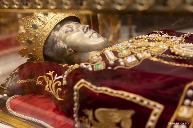 Moaștele întregi ale Sfintei Împărătese Elena au fost întâmpinate la Catedrala Patriarhală / Foto: Mircea Florescu / basilica.ro Moaștele întregi ale Sfintei Împărătese Elena au fost întâmpinate la Catedrala Patriarhală