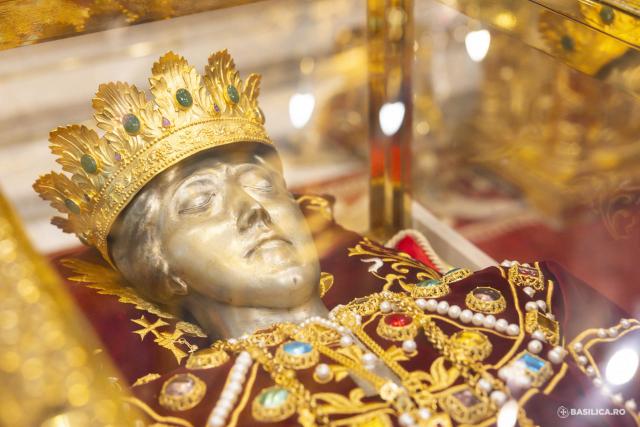 Moaștele întregi ale Sfintei Împărătese Elena au fost întâmpinate la Catedrala Patriarhală / Foto: Mircea Florescu / basilica.ro Moaștele întregi ale Sfintei Împărătese Elena au fost întâmpinate la Catedrala Patriarhală