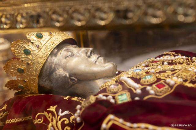 Moaștele întregi ale Sfintei Împărătese Elena au fost întâmpinate la Catedrala Patriarhală / Foto: Mircea Florescu / basilica.ro Moaștele întregi ale Sfintei Împărătese Elena au fost întâmpinate la Catedrala Patriarhală