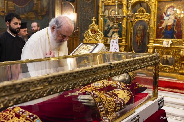 Moaștele întregi ale Sfintei Împărătese Elena au fost întâmpinate la Catedrala Patriarhală / Foto: Mircea Florescu / basilica.ro Moaștele întregi ale Sfintei Împărătese Elena au fost întâmpinate la Catedrala Patriarhală