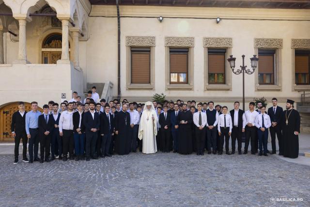 Moaștele întregi ale Sfintei Împărătese Elena au fost întâmpinate la Catedrala Patriarhală / Foto: Mircea Florescu / basilica.ro Moaștele întregi ale Sfintei Împărătese Elena au fost întâmpinate la Catedrala Patriarhală