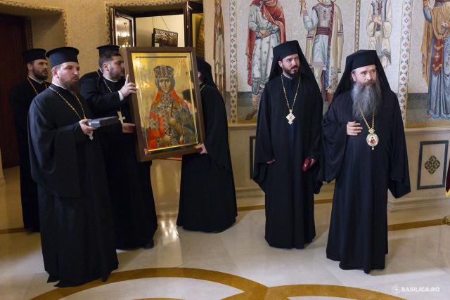 Moaștele întregi ale Sfintei Împărătese Elena au fost întâmpinate la Catedrala Patriarhală / Foto: Mircea Florescu / basilica.ro Moaștele întregi ale Sfintei Împărătese Elena au fost întâmpinate la Catedrala Patriarhală