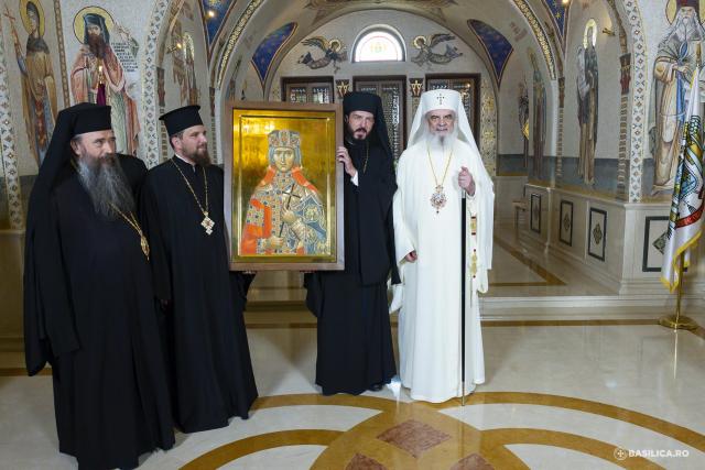 Moaștele întregi ale Sfintei Împărătese Elena au fost întâmpinate la Catedrala Patriarhală / Foto: Mircea Florescu / basilica.ro Moaștele întregi ale Sfintei Împărătese Elena au fost întâmpinate la Catedrala Patriarhală