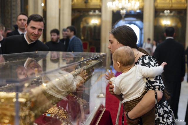 Moaștele întregi ale Sfintei Împărătese Elena au fost întâmpinate la Catedrala Patriarhală / Foto: Mircea Florescu / basilica.ro Moaștele întregi ale Sfintei Împărătese Elena au fost întâmpinate la Catedrala Patriarhală